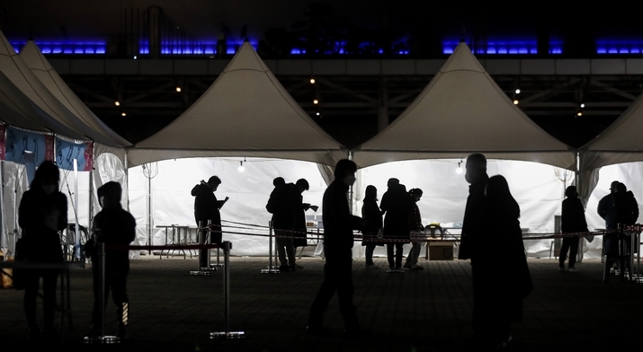 오후 6시 기준 전국에서 코로나19 신규 확진자가 4만4038명으로 전날보다 1470명 많게 집계된 10일 오후 서울 마포구 월드컵공원 평화광장에 설치된 임시선별검사소를 찾은 시민들이 신속항원검사를 받기 위해 줄 서 있다.