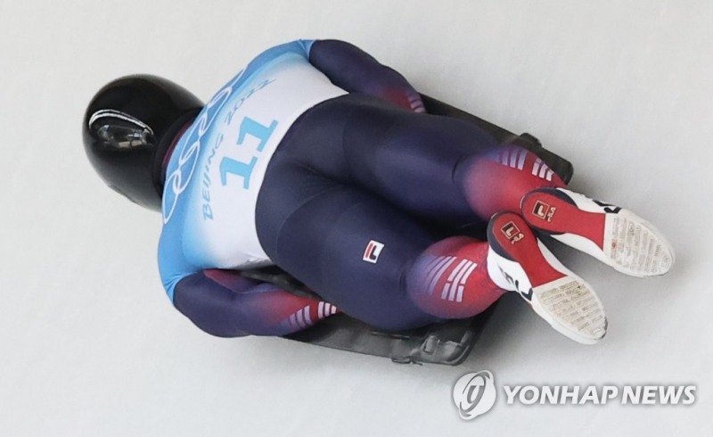 (베이징=연합뉴스) 윤성빈이 10일 중국 베이징 옌칭의 국립 슬라이딩 센터에서 열린 2022 베이징동계올림픽 남자 스켈레톤 2차 시기에서 힘차게 질주하고 있다.