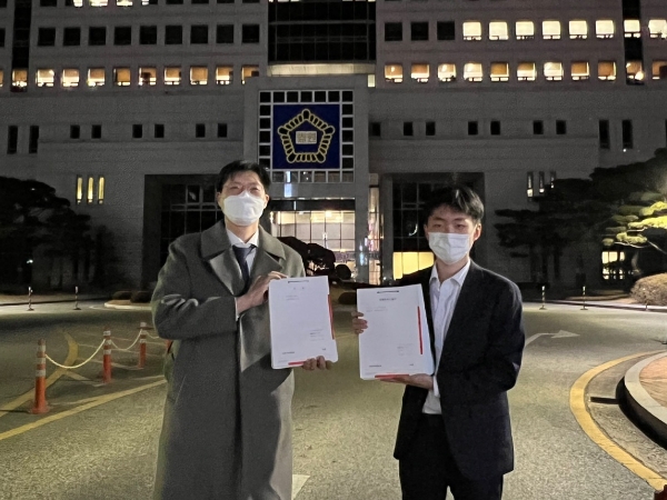10일밤 11시 30분 대전지방법원에 소장을 제출한 정이원 의사출신 변호사(왼쪽)와 양대림 소장