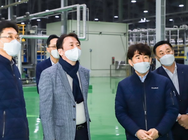 권준학 농협은행장(왼쪽에서 세 번째)이 경북 포항시 북구 소재 ㈜에코프로지이엠(대표 김수연)을 방문해 제조용 전구체 제조 과정에 대한 설명을 듣고 있다.