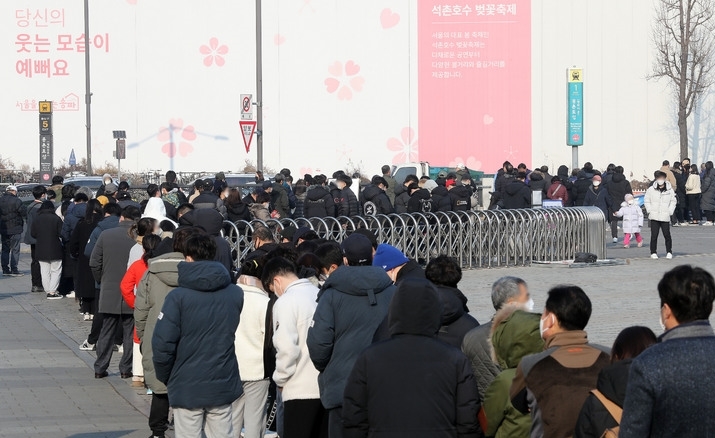 11일 오전 서울 송파구 올림픽공원 평화의문 광장 임시선별검사소에서 시민들이 검사를 받기 위해 대기하고 있다.