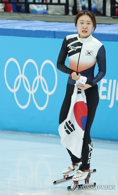 울지마 최민정, 잘했어. 계주와 1500m에서 활짝 웃자