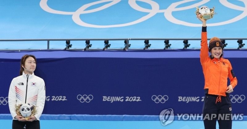 (베이징=연합뉴스) 11일 베이징 캐피털 실내 경기장에서 열린 2022 베이징 동계올림픽 쇼트트랙 여자 1,000m 간이 시상식에서 2위 최민정이 1위 스휠팅을 바라보고 있다.