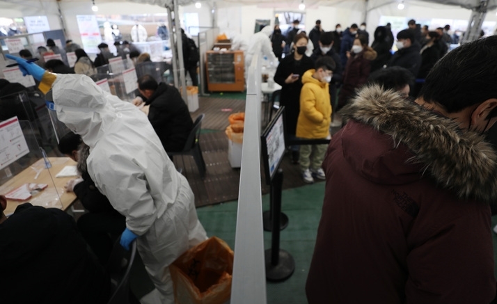 지난 11일 오전 서울 송파구보건소 선별검사소에서 시민들이 검사를 받기 위해 대기하고 있다.