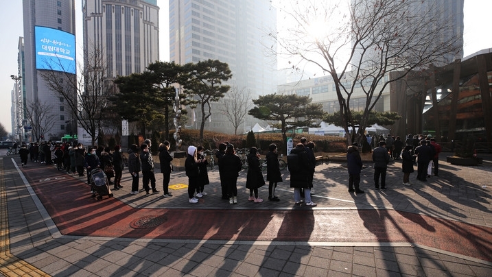 코로나19 신규 확진자가 5만4941명으로 역대 최다를 기록한 12일 오전 서울 송파구 보건소 선별진료소에서 시민들이 검사를 받기위헤 줄 서 있다.