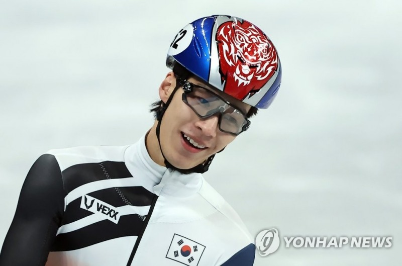 (베이징=연합뉴스) 11일 베이징 캐피털 실내 경기장에서 열린 2022 베이징 동계올림픽 쇼트트랙 남자 500m 예선전에 출전한 황대헌이 레이스를 펼친 뒤 미소 짓고 있다.