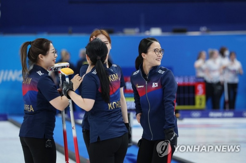 (베이징=연합뉴스) 12일 중국 베이징 국립 아쿠아틱 센터에서 열린 2022 베이징 동계올림픽 컬링 여자 단체전 한국과 러시아올림픽위원회의 경기에서 한국 팀킴이 하이파이브 하고 있다.