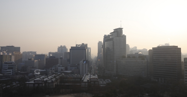 수도권대기환경청이 오전6시부터 오후9시까지 서울, 인천, 경기지역 미세먼지 예비저감조치를 발령한 지난 11일 서울 종로 등 일대 대기가 뿌옇다. 예비저감조치는 고농도 초미세먼지(PM 2.5)로 인한 '미세먼지 비상저감조치' 시행 가능성이 클 경우 하루 전 공공부문에서 선제적으로 실시하는 미세먼지 감축 조치다.
