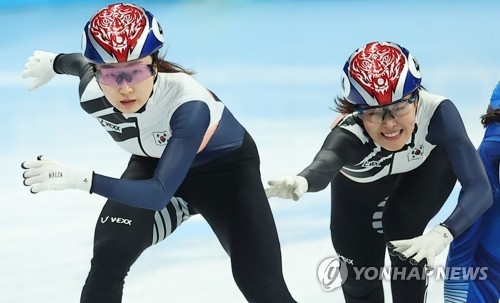 준결승 경기에서 최민정을 미는 김아랑