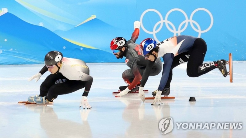 (베이징=연합뉴스) 대한민국 쇼트트랙 대표팀 황대헌이 13일 오후 중국 베이징 캐피털 실내 경기장에서 열린 2022 베이징 동계올림픽 쇼트트랙 남자 500m 준결승 2조 경기에서 질주하다 삐끗하고 있다.