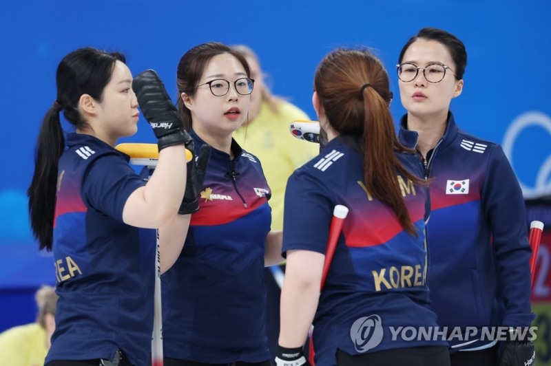 (베이징=연합뉴스) 한국 팀킴이 13일 중국 베이징 국립 아쿠아틱 센터에서 열린 2022 베이징 동계올림픽 컬링 여자 단체전 한국과 중국의 경기에서 하이파이브하고 있다.