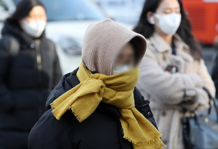 영하권 추운 날씨가 이어지는 지난 7일 오전 서울 종로구 세종대로 인근에서 시민들이 이동하고 있다.