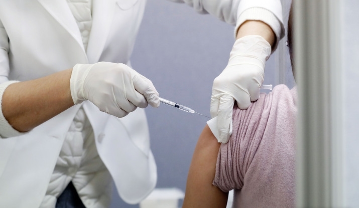 12일 서울 광진구 강변테크노마트 5층에 마련된 코로나19 백신 찾아가는 접종센터에서 2차 접종 완료 후 3개월 지난 대상자들이 부스터샷을 맞고 있다.