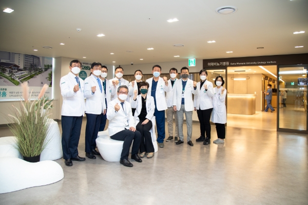 14일 진료를 시작한 이대비뇨기병원 앞에서 의료진이 기념사진을 촬영하고 있다.