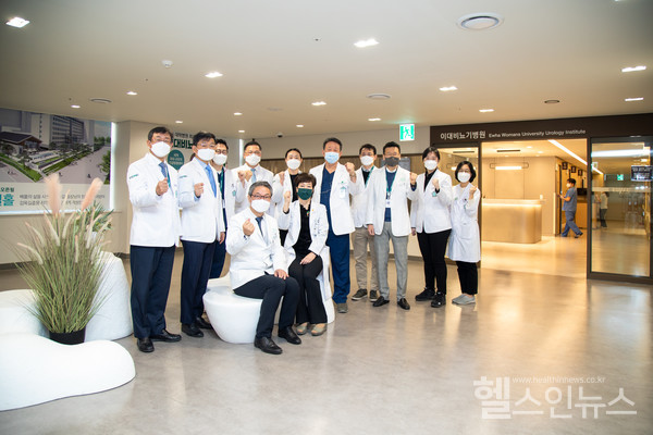 이대비뇨기병원임직원들이기념사진을촬영하고있다.