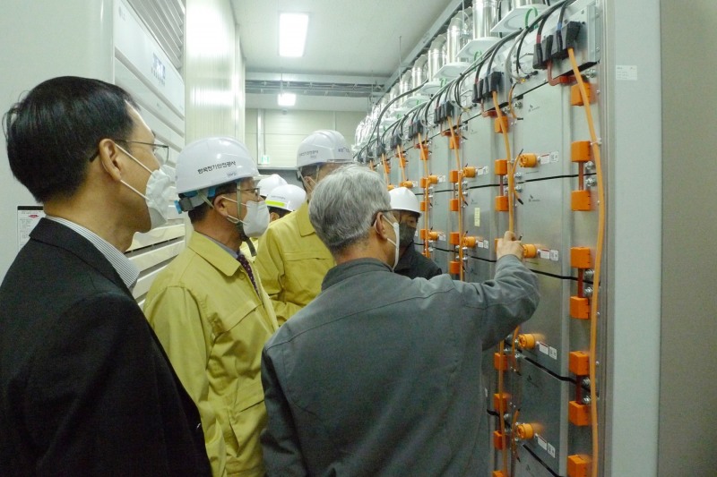 ESS 설비를 확인 중인 박지현 사장(좌측 두번째)/사진제공=전기안전공사