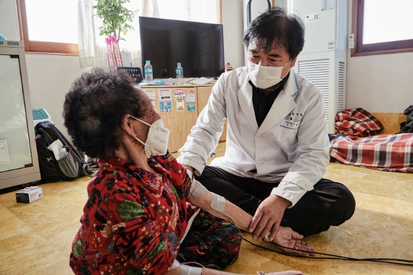 농촌재능나눔단체활동지원사업을 통해 농촌마을 어르신이 한방진료를 받고 있다.