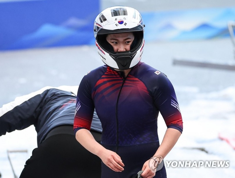 (베이징=연합뉴스) 대한민국의 김유란이 14일 중국 베이징 옌칭 국립 슬라이딩 센터에서 열린 2022 베이징동계올림픽 여자 봅슬레이 모노봅 3차 시기에서 주로를 안정적으로 달린 뒤 결승선에 도착한 뒤 기록을 확인하고 있다.