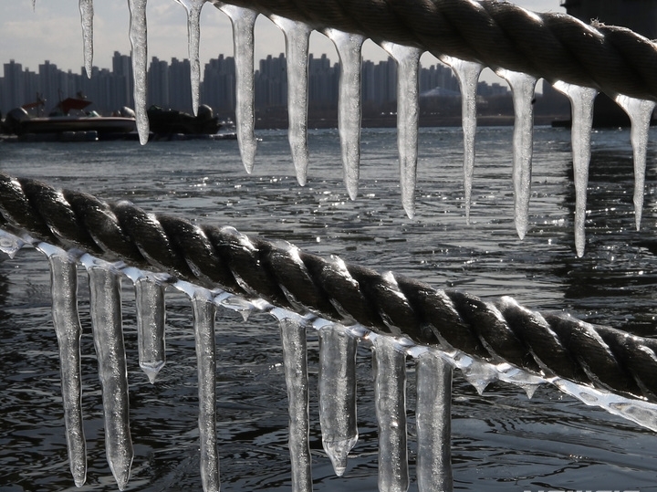 지난 6일 서울 광진구 뚝섬한강공원에서 고드름이 주렁주렁 매달려 있다
