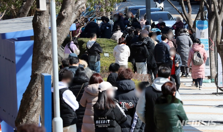 15일 남구 보건소 선별진료소를 찾은 시민들이 신속항원 및 PCR 검사를 받기 위해 줄을 선 채 차례를 기다리고 있다.