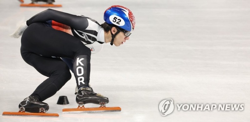 (베이징=연합뉴스) 15일 중국 베이징 캐피털 실내 경기장에서 쇼트트랙 한국 대표팀 황대헌이 훈련하고 있다.