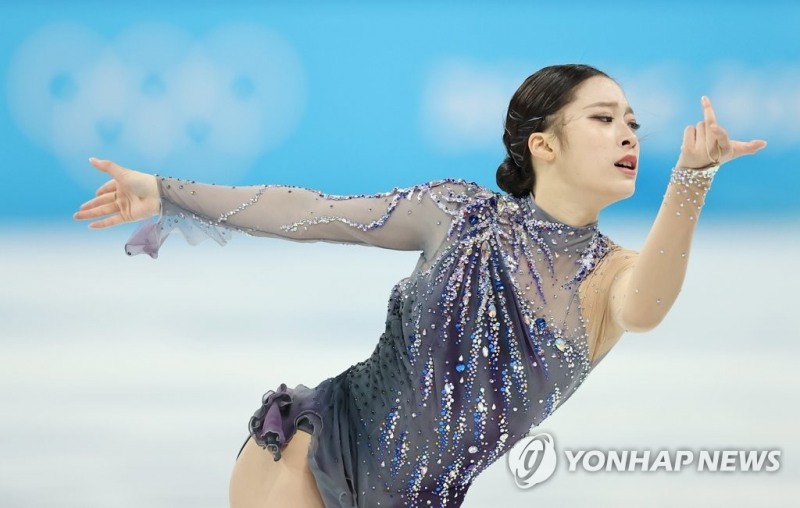 (베이징=연합뉴스) 유영이 15일 오후 중국 베이징 캐피털 실내경기장에서 열린 2022 베이징 동계올림픽 피겨스케이팅 여자 싱글 쇼트 프로그램에 출전해 드라마 '레프트오버(leftovers)' 사운드트랙(OST) 음악에 맞춰 연기를 펼치며 카멜 스핀을 돌고 있다.