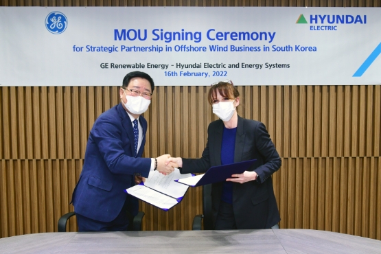 (왼쪽부터) 조석 현대일렉트릭 대표, 오른쪽 조세핀 포드GE 리뉴어블 에너지 전략 마케팅 총괄/사진 제공 = 현대일렉트릭