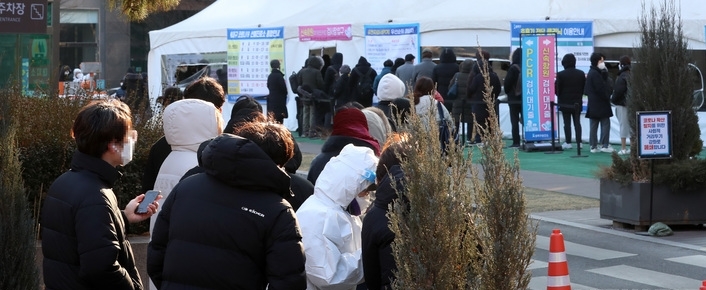 0시 기준 코로나19 신규확진자가 9만443명 발생한 16일 오전 서울 송파구보건소 선별진료소를 찾은 시민들이 신속항원검사와 PCR검사를 받기 위해 대기하고 있다.