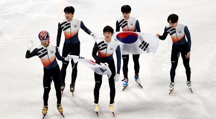 16일 오후 중국 베이징 캐피털 실내경기장에서 열린 2022 베이징동계올림픽 쇼트트랙 남자 5000m 계주 결승, 은메달을 딴 한국 대표팀 선수들이 태극기를 들고 기뻐하고 있다.