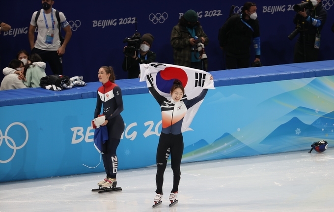16일 오후 중국 베이징 캐피털 실내경기장에서 열린 2022 베이징동계올림픽 쇼트트랙 여자 1500m 결승, 금메달로 올림픽 2연패를 달성한 최민정이 기뻐하고 있다.