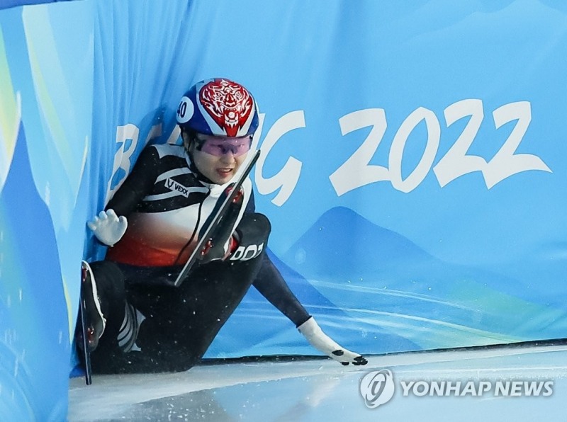 (베이징=연합뉴스) 7일 오후 중국 베이징 캐피탈 실내 경기장에서 열린 2022 베이징 동계올림픽 쇼트트랙 여자 500m 준준결승 3조 경기에서 한국 최민정이 코너를 돌다 균형을 잃고 넘어져 펜스에 부딪히고 있다.