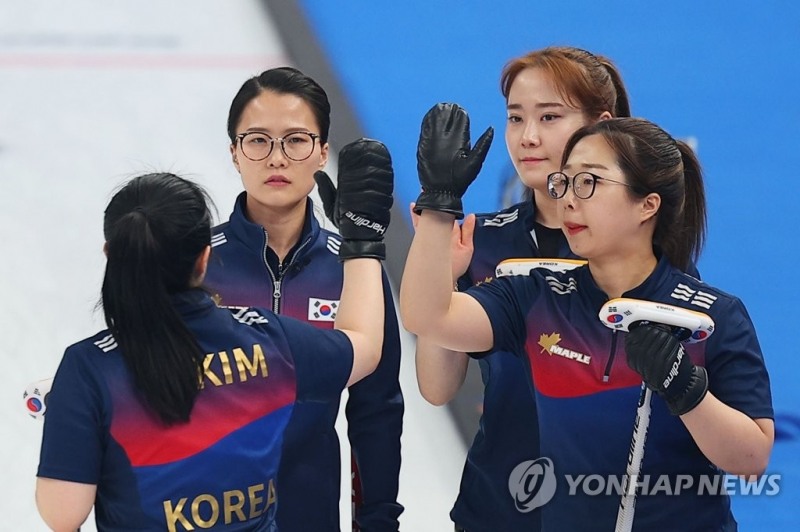 (베이징=연합뉴스) 대한민국 여자 컬링 대표팀이 16일 중국 베이징 국립 아쿠아틱 센터에서 열린 2022 베이징 동계올림픽 여자 컬링 리그 한국과 덴마크의 경기에서 하이 파이브를 하고 있다.