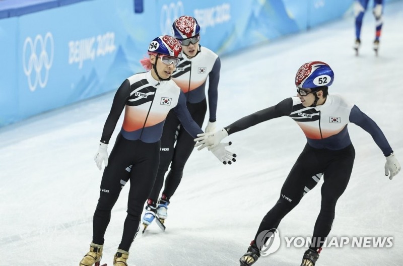 (베이징=연합뉴스) 대한민국 남자 쇼트트랙 대표 곽윤기가 16일 중국 베이징 캐피털 실내 경기장에서 열린 2022 베이징 동계올림픽 쇼트트랙 남자 5,000m 계주 결승 경기에서 2등으로 결승선을 통과하며 은메달을 획득한 후 황대헌과 하이파이브를 하고 있다.