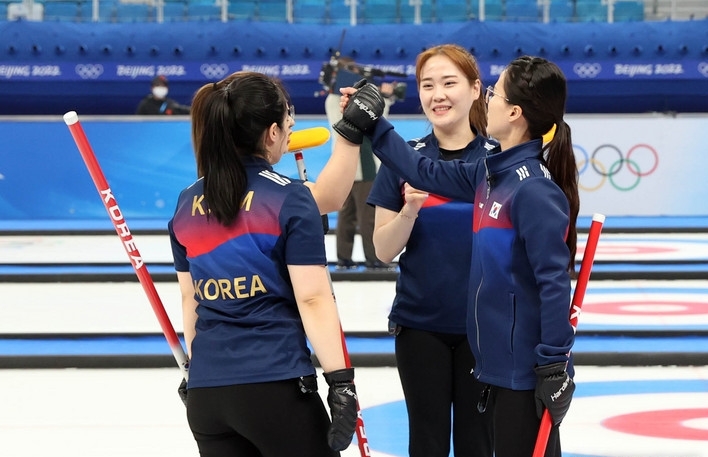 16일 중국 베이징 내셔널 아쿠아틱 센터에서 열린 2022 베이징 동계올림픽 컬링 여자 한국과 덴마크의 경기, 대한민국 팀킴이 8-7로 승리하자 기뻐하고 있다.