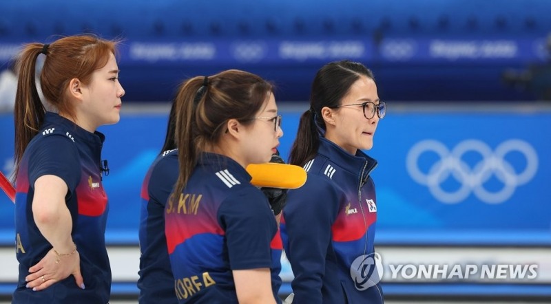(베이징=연합뉴스) 대한민국 여자 컬링 대표팀이 16일 중국 베이징 국립 아쿠아틱 센터에서 열린 2022 베이징 동계올림픽 여자 컬링 리그 한국과 덴마크의 경기에서 덴마크팀의 작전타임 모습을 지켜보고 있다.