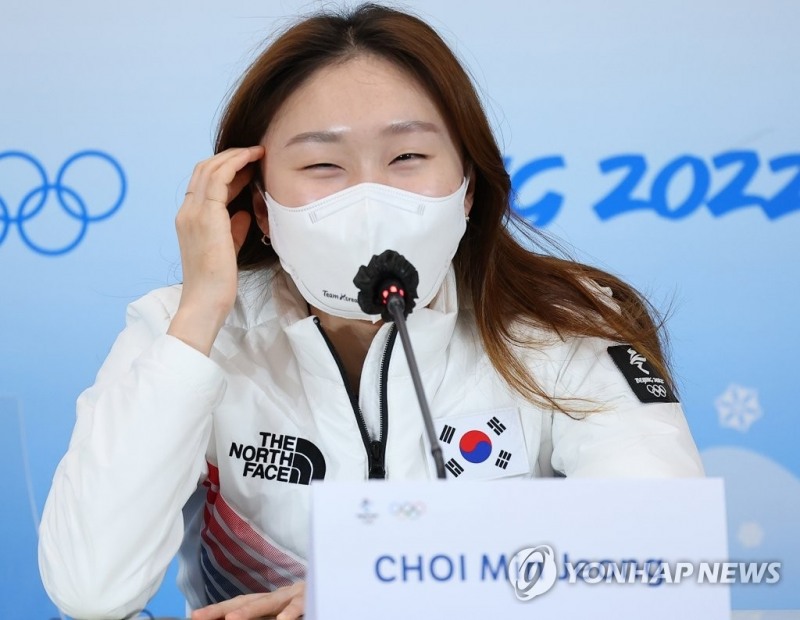 (베이징=연합뉴스) 쇼트트랙 국가대표 최민정이 17일 중국 베이징에 위치한 메인미디어센터(MMC) 프레스 컨퍼런스홀에서 국내 언론사들과 인터뷰를 하고 있다.최민정은 이번 대회에서 여자 1500미터 금메달, 1000미터 은메달, 3000미터 계주 은메달을 획득했다.
