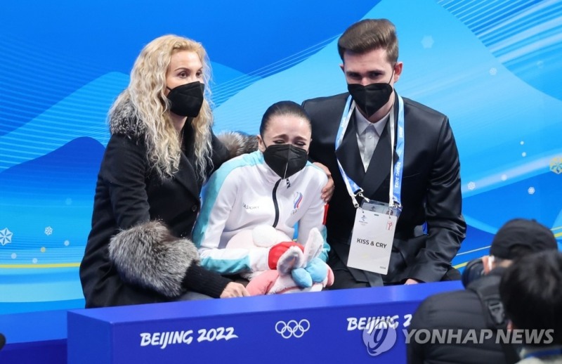 (베이징=연합뉴스) '도핑 파문'을 일으킨 러시아올림픽위원회(ROC)의 카밀라 발리예바가 17일 오후 중국 베이징 캐피털 실내경기장에서 열린 2022 베이징 동계올림픽 피겨스케이팅 여자 싱글 프리스케이팅에서 총점 224.09점으로 최종 4위를 기록하자 아쉬워하고 있다.