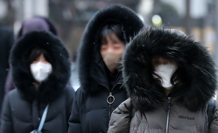 영하권 날씨를 보인 지난 15일 오전 서울 종로구 세종대로사거리 인근에서 시민들이 이동하고 있다.