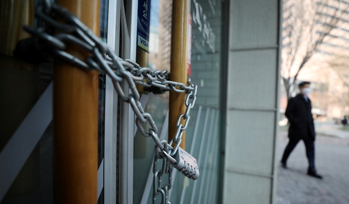 정부가 코로나19 확산세에도 사회적 거리두기 등 방역조치 완화 가능성을 내비치고 있다. 지난 11일 오후 서울 중구 명동 빈 점포의 문이 잠겨 있다.