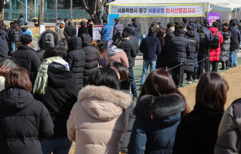 서울 중구 서울광장 임시선별검사소에서 시민들이 검사를 받기위해 줄 서 있다. (사진=뉴시스)
