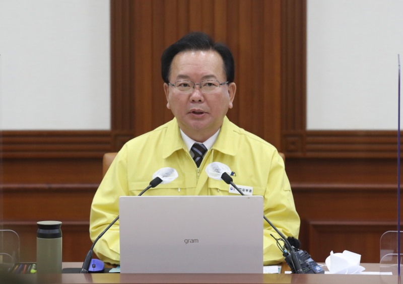 김부겸 국무총리가 18일 오전 서울 종로구 정부서울청사에서 열린 코로나19 대응 중앙재난안전대책본부 회의에 참석해 발언하고 있다. (공동취재사진)