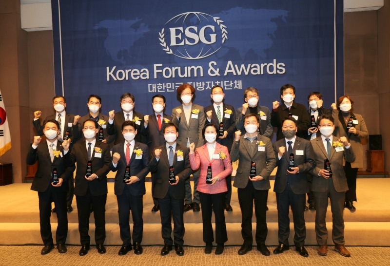 해남군이 18일 열린 2022년 지방자치단체 ESG 코리아어워드에서 종합등급 전남1위를 차지하며, 대상을 수상했다. (사진제공 = 해남군)