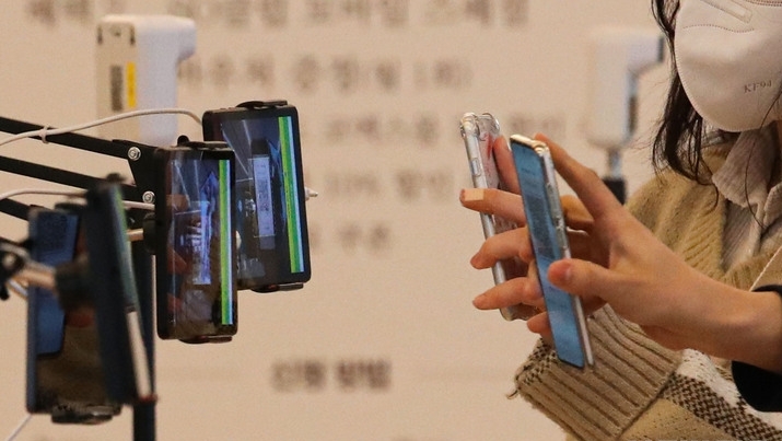 백화점, 대형마트, 쇼핑몰, 농수산물유통센터, 서점 등 대규모 점포에 대한 코로나19 방역패스 의무화 적용 둘째 날인 11일 오전 서울 강남구 코엑스몰에서 고객들이 QR코드 인증을 하고 있다.