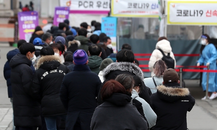 0시 기준 코로나19 신규 확진자가 10만2211명 발생해 이틀 연속 10만명대를 기록한 19일 오전 서울 중구 서울역광장에 마련된 임시선별검사소에서 시민들이 신속항원검사와 PCR검사를 받기위해 대기하고 있다.