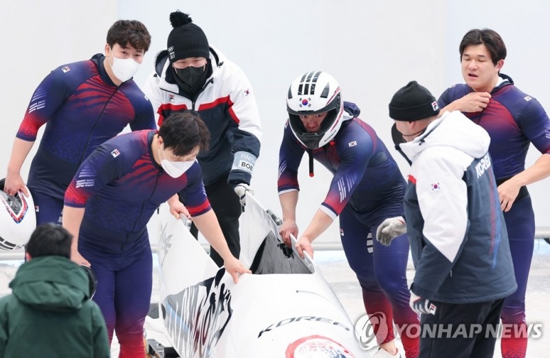 (베이징=연합뉴스) 19일 중국 베이징 옌칭 국립 슬라이딩 센터에서 열린 2022 베이징동계올림픽 남자 봅슬레이 4인승 1차 시기에서 원윤종-김진수-정현우-김동현 조가 레이스를 마친 뒤 썰매를 이동시키고 있다.원윤종 조는 1차 시기 59초45의 기록으로 19위에 머물렀다.