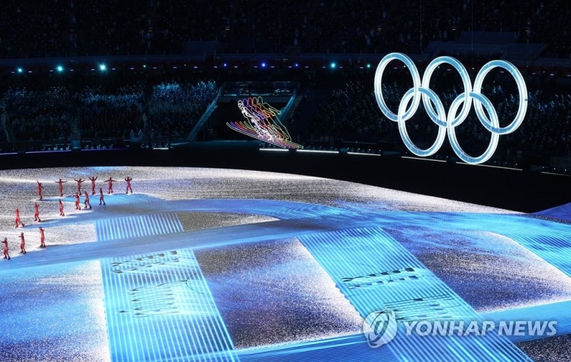 (베이징=연합뉴스) 4일 오후 중국 베이징 국립경기장에서 열린 2022 베이징 동계올림픽 개회식에서 화려한 공연이 펼쳐지고 있다.베이징은 이번 동계올림픽 유치로 하계올림픽과 동계올림픽을 모두 유치한 유일한 도시가 됐다. 특히 베이징 국립 경기장(일명 '냐오차오'<鳥巢·새 둥지>)은 이번 대회가 끝나면 하계, 동계올림픽의 개회식, 폐회식을 모두 연 유일한 경기장이 된다.