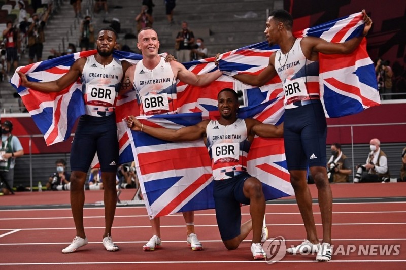 도쿄올림픽 은메달 박탈당한 영국 400ｍ 계주팀. 오른쪽에서 두 번째가 우자.[AFP=연합뉴스 자료사진]