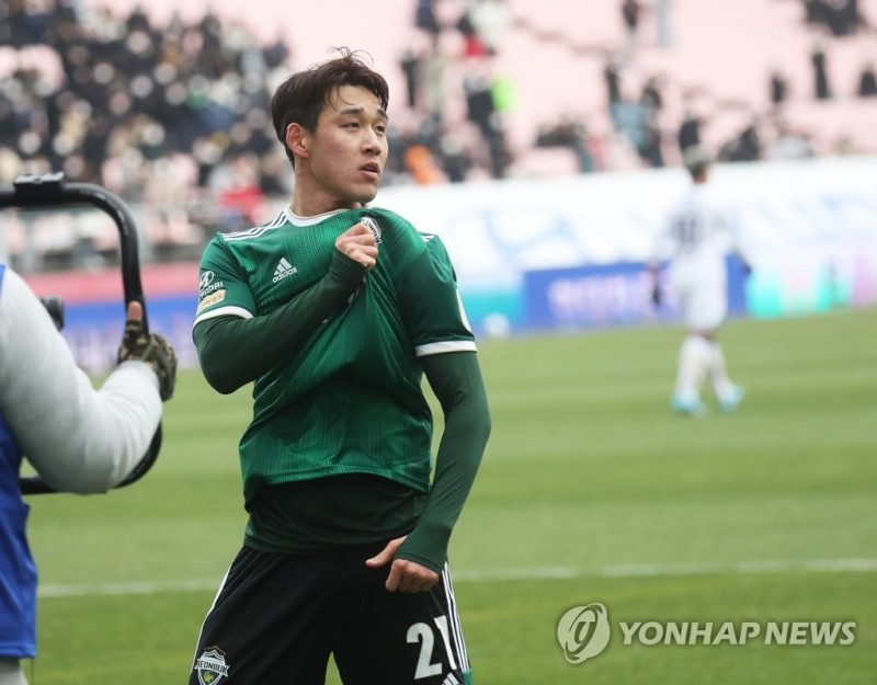 (전주=연합뉴스)19일 오후 전주월드컵경기장에서 열린 K리그1 개막전. 전북현대 송민규가 수원FC 라스(흰색) 에 올 첫 골을 넣고 기뻐하고 있다.