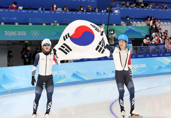 19일 오후 중국 베이징 국립 스피드 스케이팅 오벌 경기장에서 열린 2022 베이징 동계올림픽 스피드 스케이팅 남자 매스스타트 결승 경기에서 은메달 획득한 정재원과 동메들 획득한 이승훈이 태극기를 들고 링크를 돌고 있다.