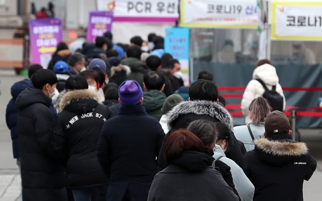 0시 기준 코로나19 신규 확진자가 10만2211명 발생해 이틀 연속 10만명대를 기록한 19일 오전 서울 중구 서울역광장에 마련된 임시선별검사소에서 시민들이 신속항원검사와 PCR검사를 받기위해 대기하고 있다.